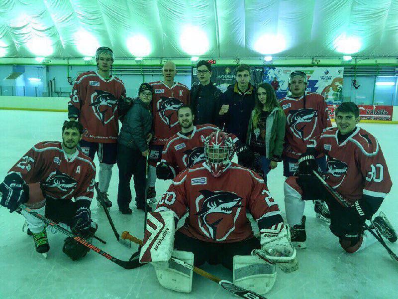 Команда «Хоккейный клуб Курганинск» празднует победу