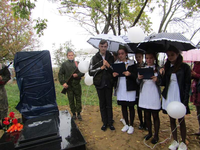 Памятник на могиле неизвестного солдата открыли сегодня в поселке Светлая Заря Безводного сельского поселения