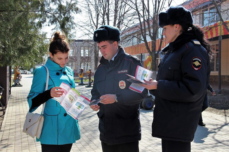 В Курганинске полицейские вручили гражданам памятки по профилактике преступлений в сети Интернет