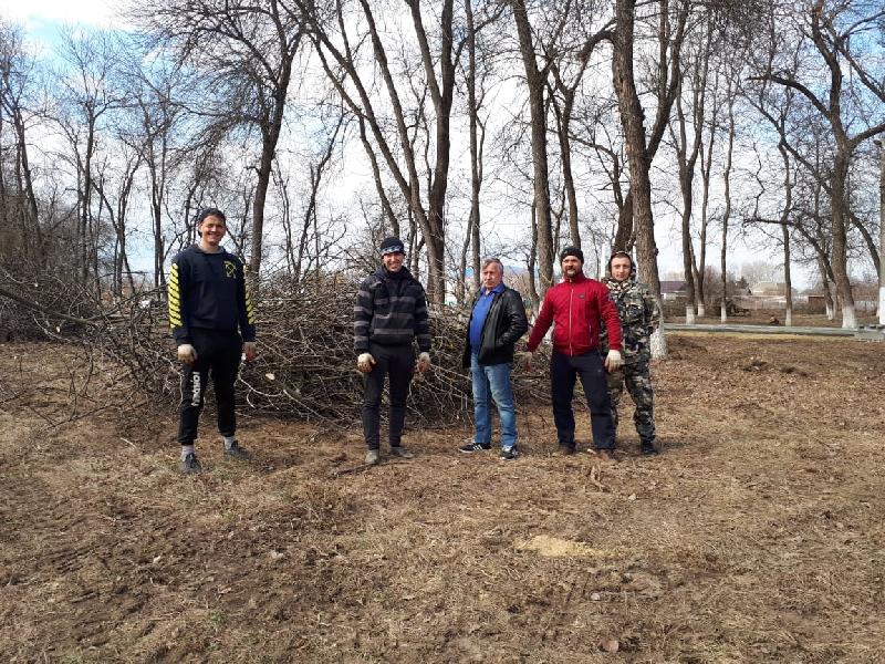Молодые депутаты Курганинского района Виктор Жигалкин и Ефим Кравцов приняли участие в субботнике на территории парка хутора Южного.