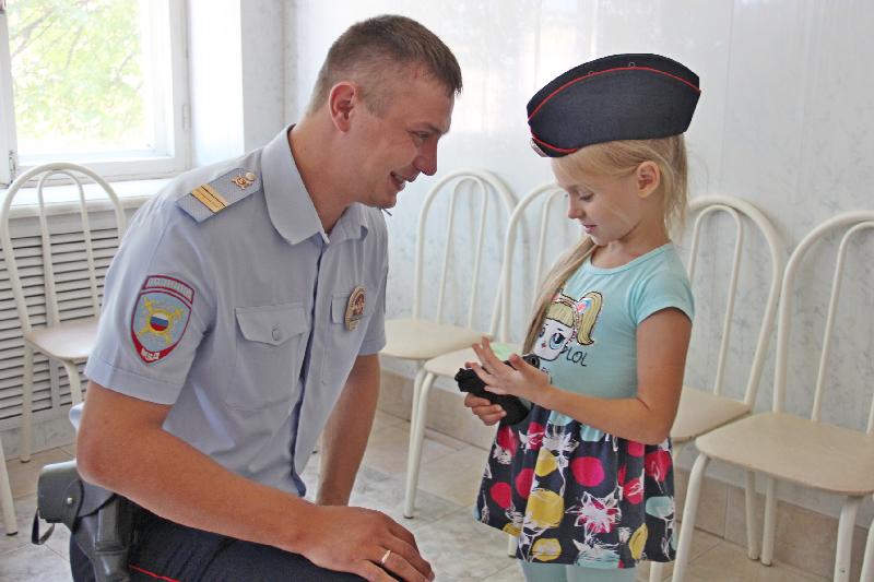 В Курганинске сотрудники патрульно-постовой службы полиции побывали в гостях у ребят, находящихся на излечении в больнице