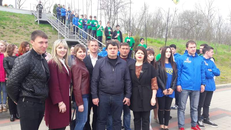 Сегодня молодые депутаты возложили цветы к Мемориальному комплексу невинно убиенным мирным гражданам в хуторе Красная поляна Новокубанского района