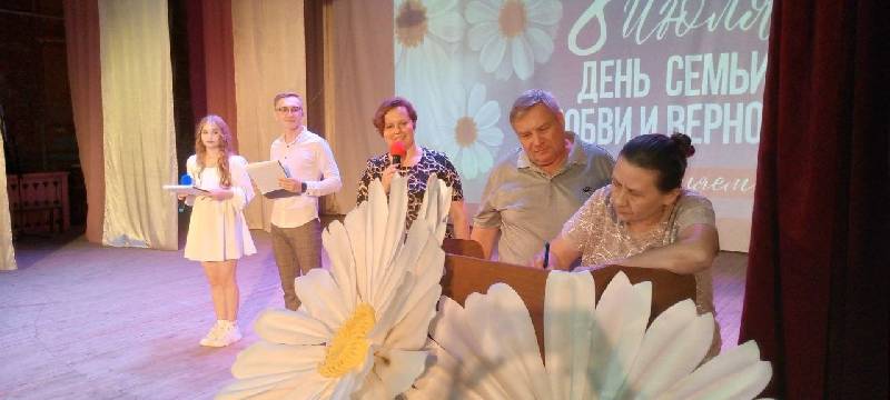 День семьи, любви и верности в станице Родниковской отметили праздничным концертом