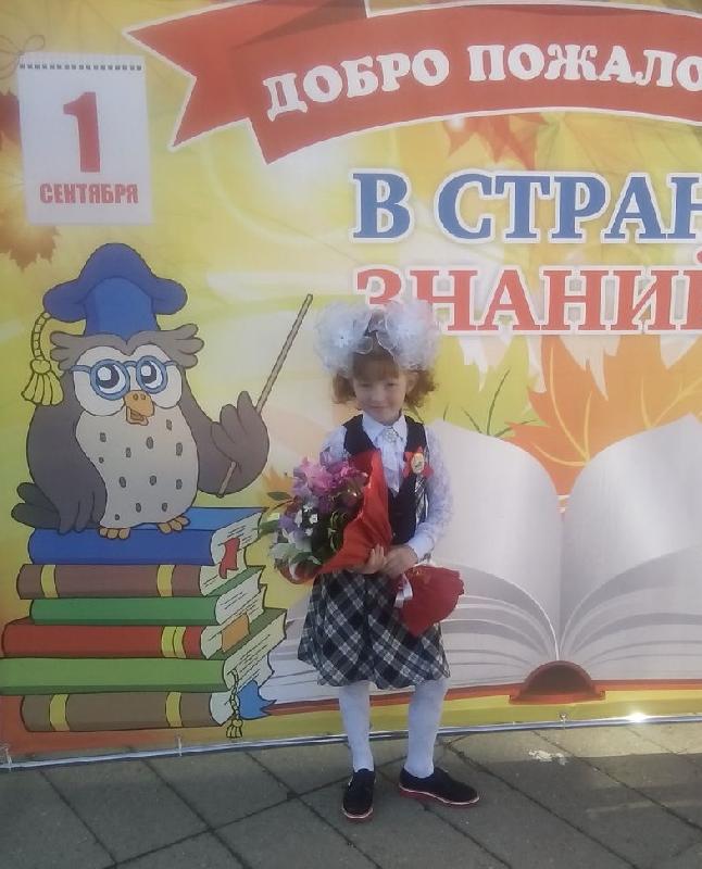 Первый школьный звонок Родиона Холода, Насти Левченко и Софии Ереминой