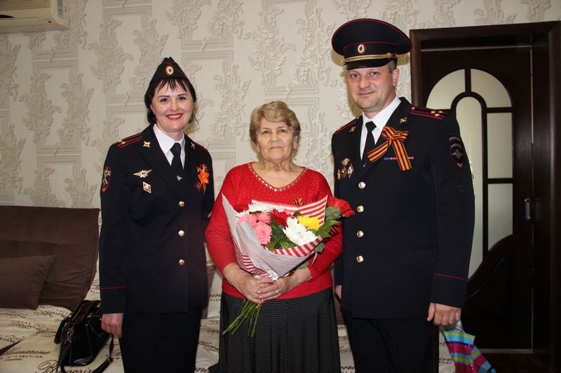 Руководитель курганинской полиции поздравил с Днем Победы вдову ветерана Великой Отечественной войны