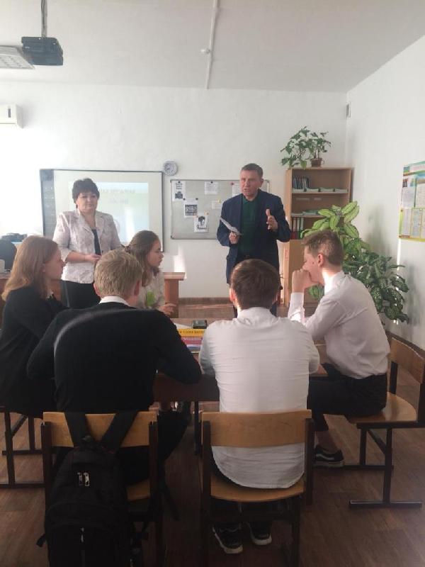 Председатель ТИК Курганинская Виктор Патрикеев на уроке деловой игры  «Мы молодые избиратели»  