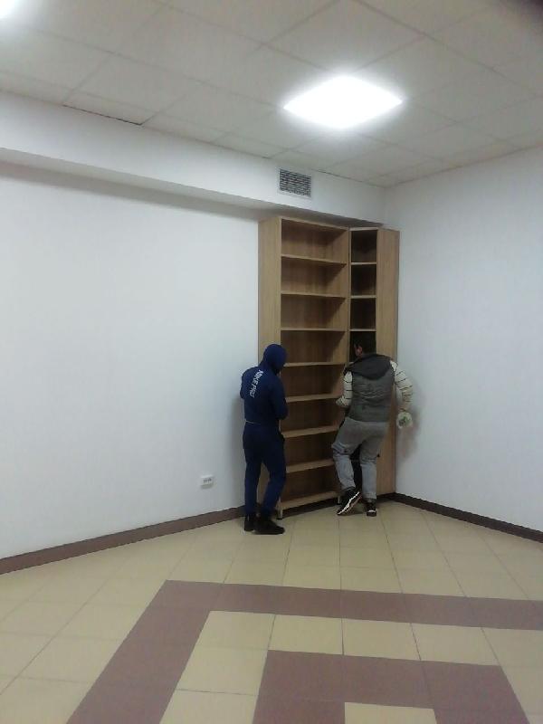 В Курганинскую центральную районную библиотеку начали завозить новую мебель.