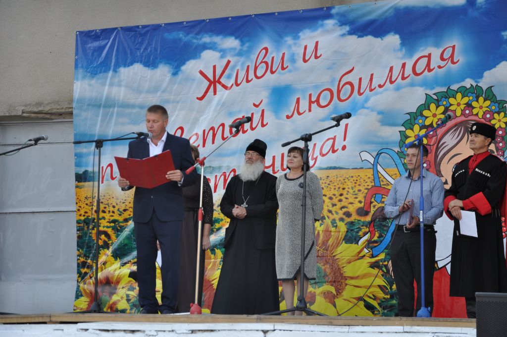 Глава Петропавловского сельского поселения Сергей Аникин поздравляет станичников