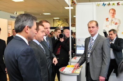 Встреча президента РФ Дмитрия Медведева и генерального директора компании «1С-Битрикс» Сергея Рыжикова на РИФ-2008