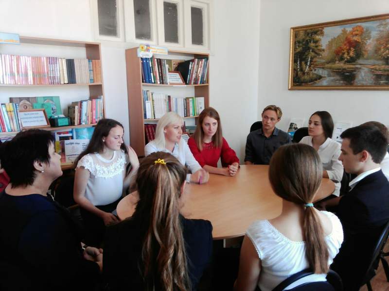 Кандидаты в лидеры школьного самоуправления готовят предвыборные программы и проводят встречи с молодыми депутатами