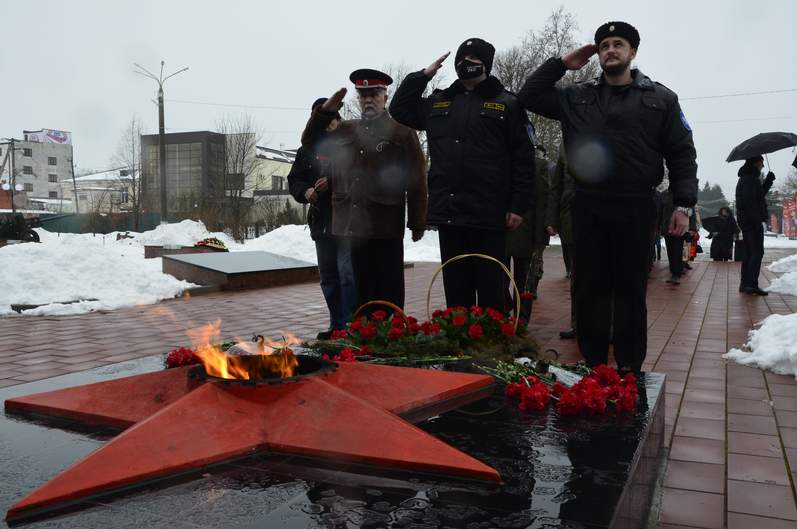 Глава Курганинского района Андрей Ворушилин возложил цветы к Вечному огню мемориала «Ника» в Курганинске