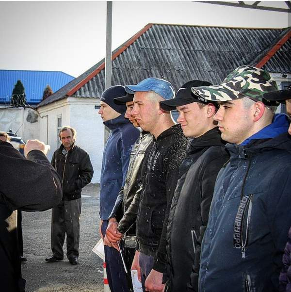 Вчера  в Курганинском районном военном комиссариате состоялась первая отправка призывников на краевой сборный пункт