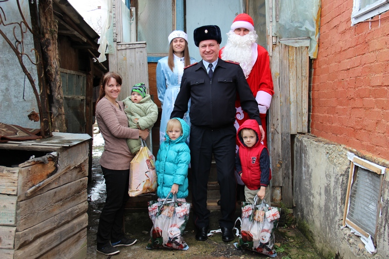 В рамках всероссийской акции «Полицейский Дед Мороз» полицейские поздравили детей с праздниками