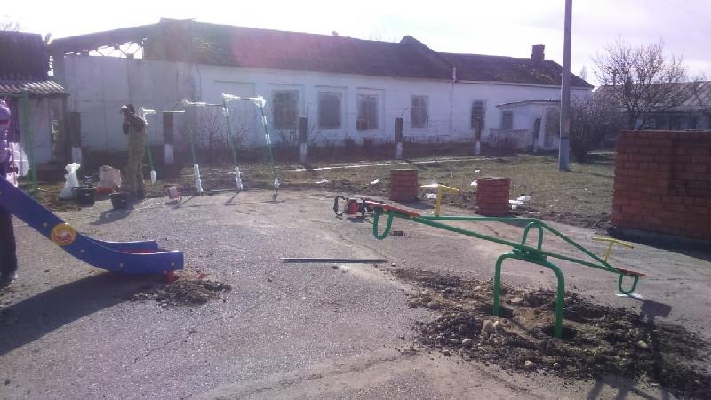 Детскую игровую площадку строят в поселке Андреедмитриевском Безводного сельского поселения