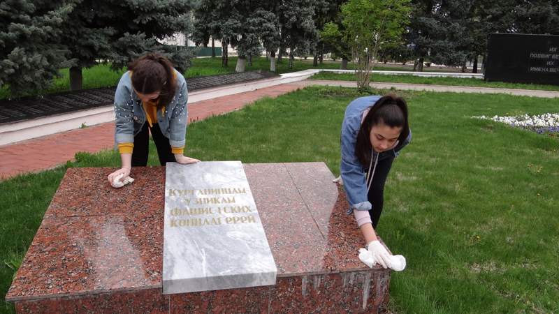 Ко Дню Победы все места захоронений, а также памятники воинам ВОВ и героям Советского Союза приводят в порядок