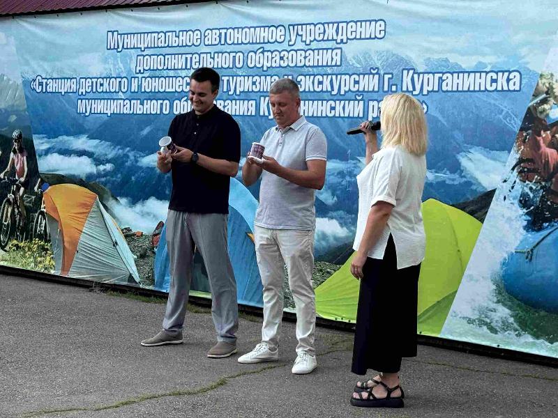 На территории Курганинской станции детско-юношеского туризма и экскурсий состоялась торжественная церемония закрытия творческой смены «Навстречу друг другу».