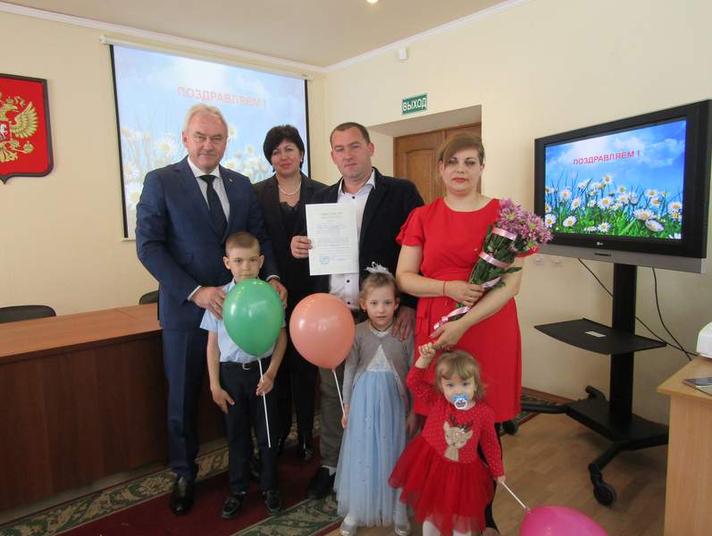 Сегодня глава района Андрей Ворушилин вручил молодым семьям свидетельства на право получения социальной выплаты для приобретения жилья