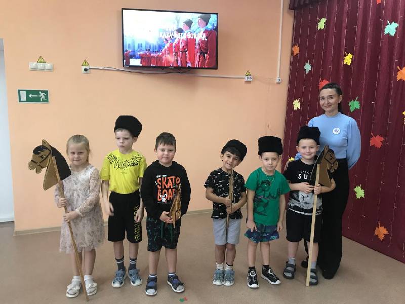 Молодой депутат Родниковского сельского поселения Ася Гайворонская со своими воспитанниками приняли участие в мероприятии, посвященном Дню образования Кубанского казачьего войска.