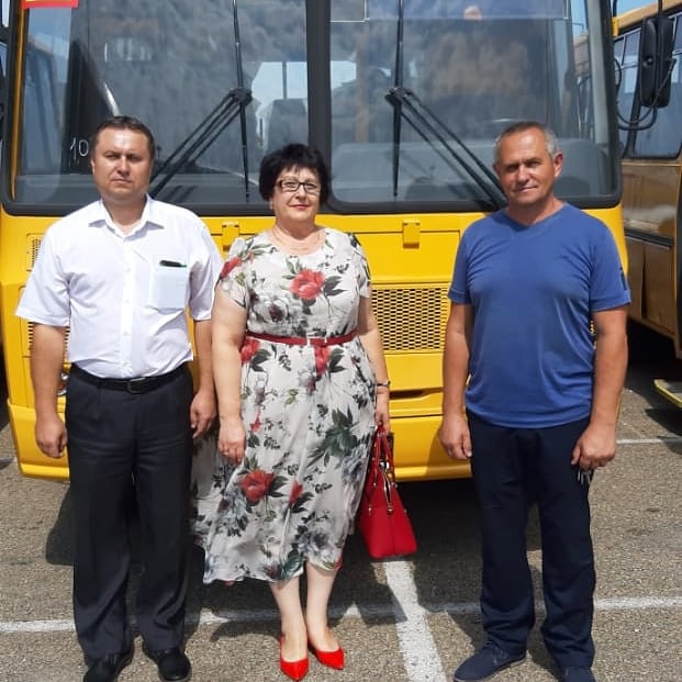 Петропавловская школа № 10 получила новый автобус в рамках нацпроекта