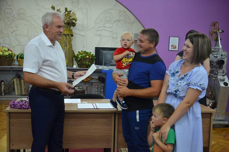 Глава Курганинского района Андрей Ворушилин вручил молодым семья свидетельства на право получения социальной выплаты при приобретении жилья