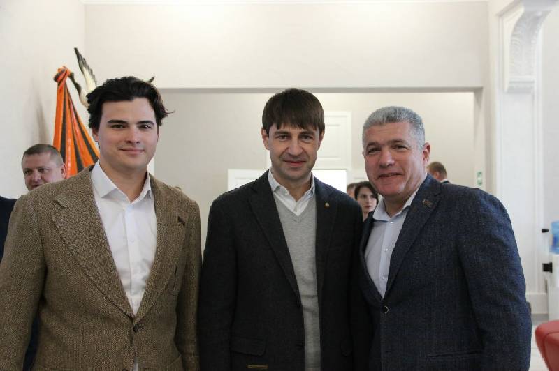 Молодые депутаты Курганинского района Михаил Галенко и Евгений Митченко, наставник СМД района Леонид Плетнев приняли участие в работе VIII муниципального инвестиционного форума «Курганинск 2026»