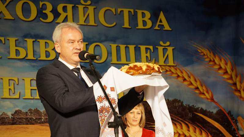 Глава района Андрей Ворушилин наградил лучших работников сельского хозяйства и перерабатывающей промышленности в честь профессионального праздника
