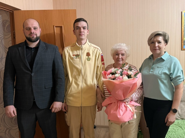 Ветерана педагогического труда, жительницу блокадного Ленинграда Диану Алексеевну Генову
