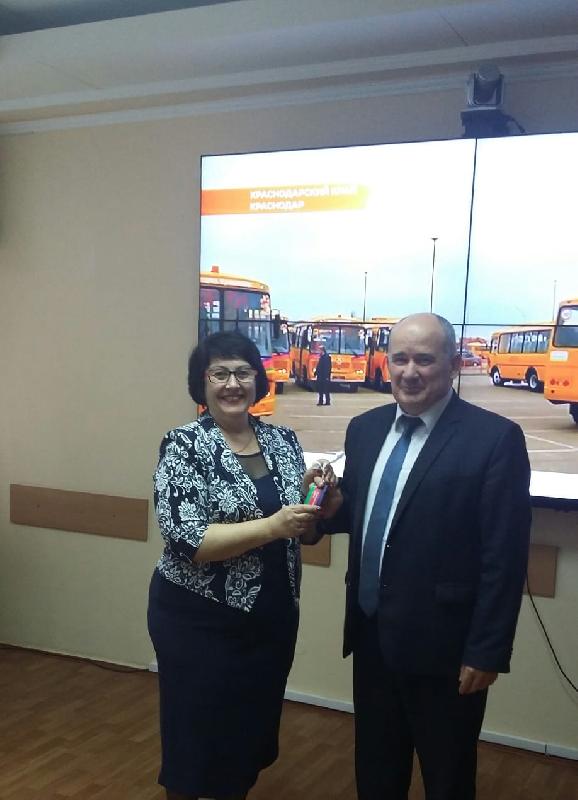 Петропавловская школа № 10 стала обладательницей нового школьного автобуса