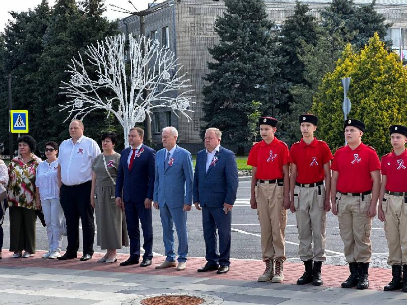 В Курганинске и сельских поселениях района торжественно подняли флаги в честь празднования Дня России