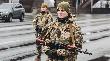 Украинские военные не выпускают мирных жителей из осажденных городов