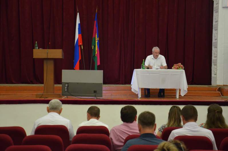 Рабочая неделя началась с планерного совещания, которое провел глава Курганинского района Андрей Ворушилин