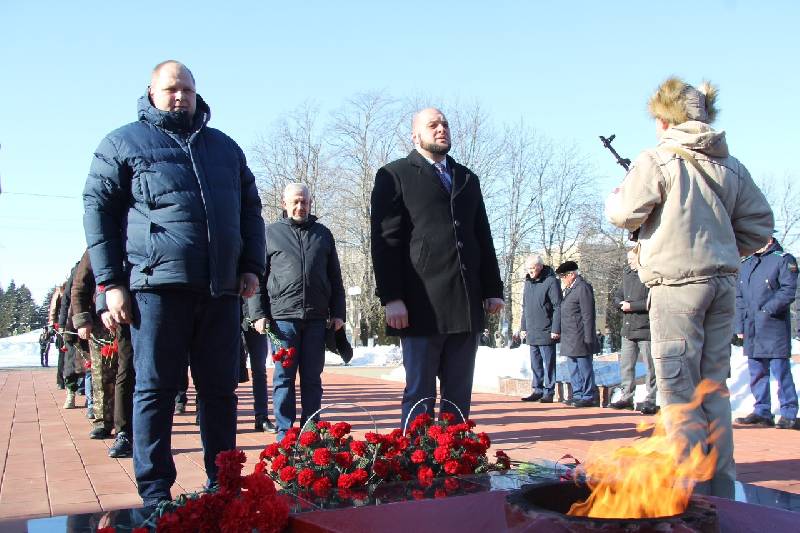 В Курганинске в День защитников Отечества прошло торжественное возложение цветов к мемориальному комплексу «Ника»