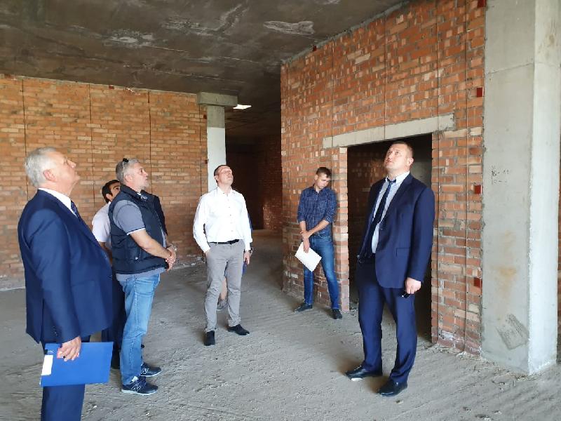 Министр спорта Краснодарского края Андрей Марков посетил стройплощадку спортивного комплекса в Курганинске
