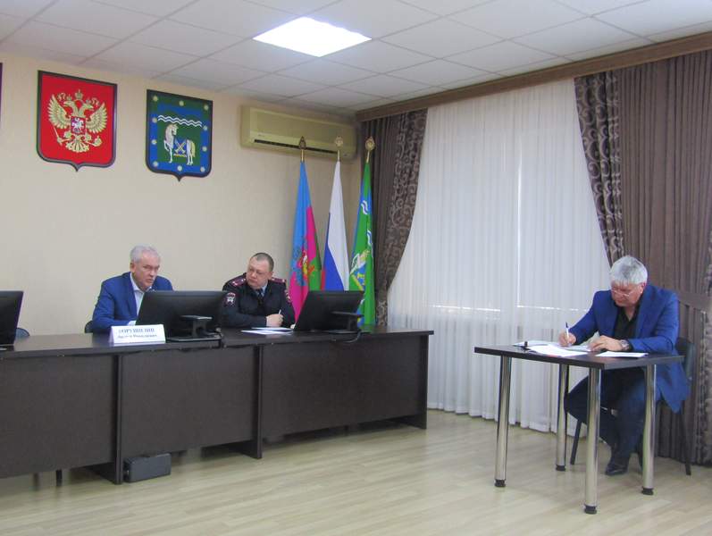 Состоялось заседание районной межведомственной комиссии по обеспечению безопасности дорожного движения под председательством главы района Андрея Ворушилина. 
