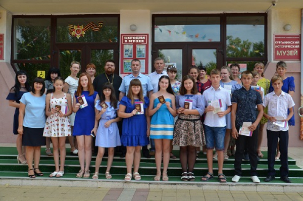 Паспорта граждан Российской Федерации вручили курганинским юношам и девушкам