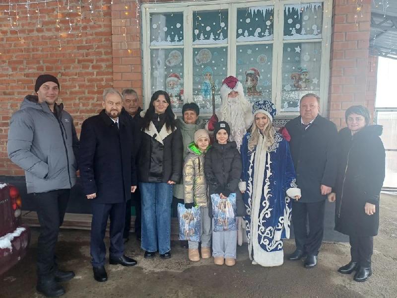 По доброй традиции глава Курганинского района Андрей Ворушилин поздравил с наступающим Новым годом и Рождеством талантливых мальчишек и девчонок — гордость муниципалитета