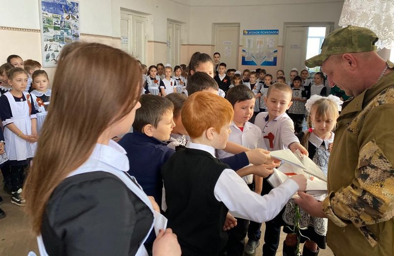 Участник СВО посетил школу в поселке Октябрьском