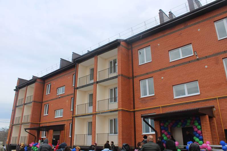 Глава района Андрей Ворушилин вручил сегодня ключи от квартир в новом доме переселенцам из ветхого жилья и участникам краевой программы «Дети Кубани»