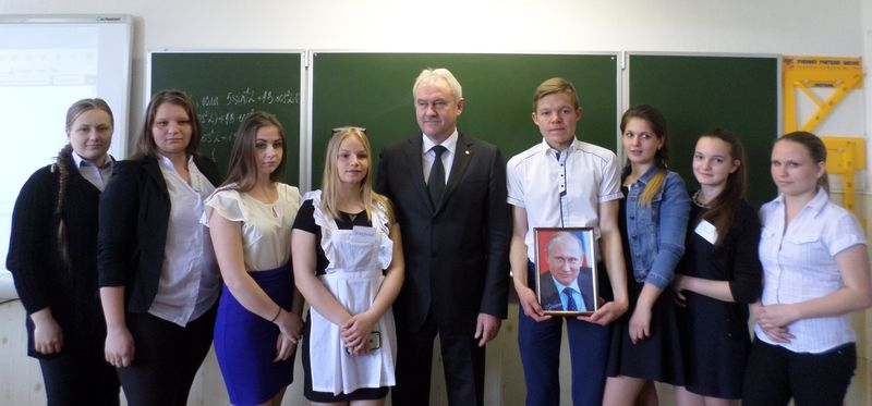 С фотографией Президента Российской Федерации и добрыми пожеланиями