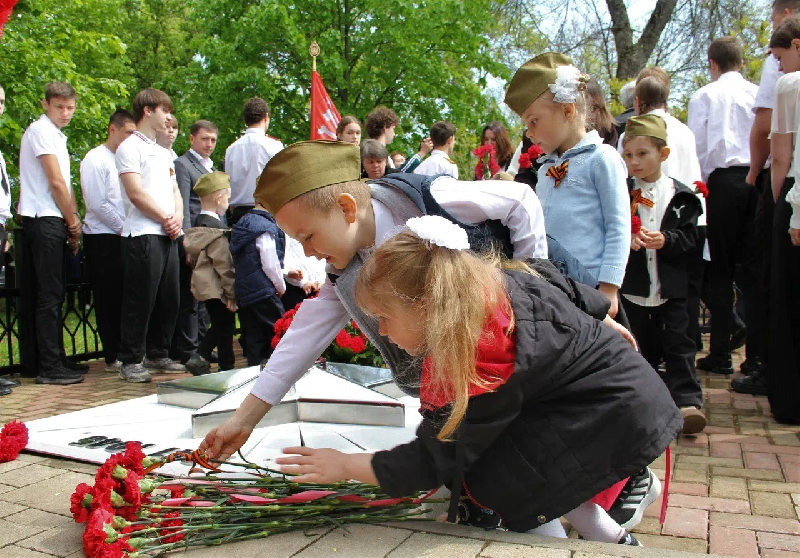 В канун Дня Победы в Красное Поле зажгли еще один Вечный огонь — символ бессмертного подвига Поколения Победителей. 