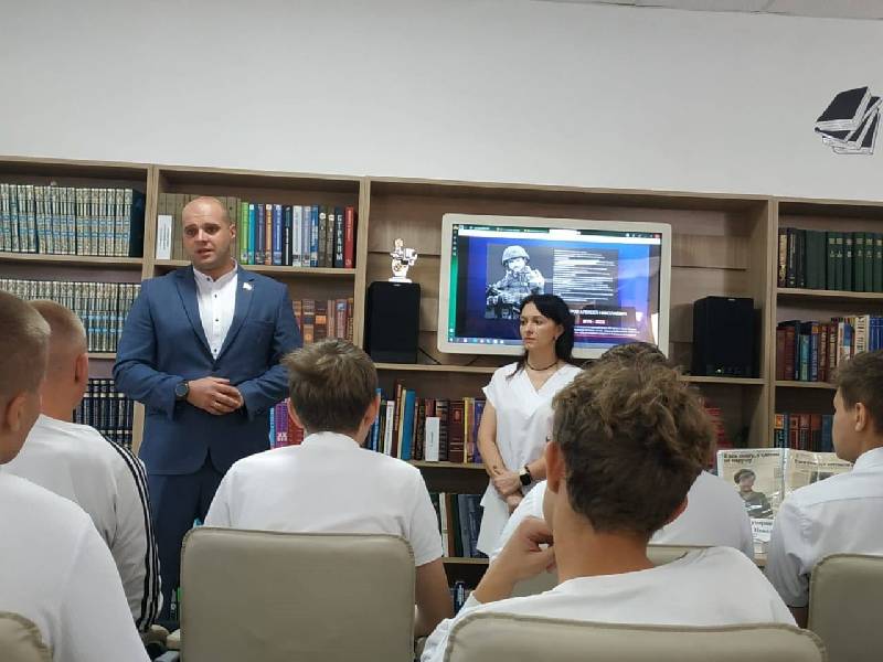 В Центральной районной библиотеке прошел час памяти, посвященный Дню памяти участника специальной военной операции, Алексея Николаевича Кучерова.