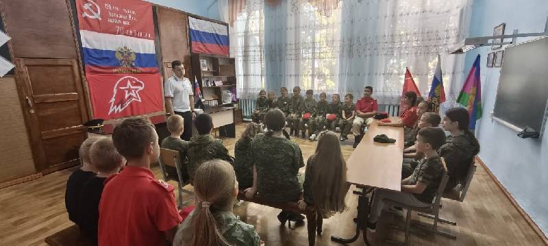 Организовал беседу с юнармейцами по безопасности дорожного движения