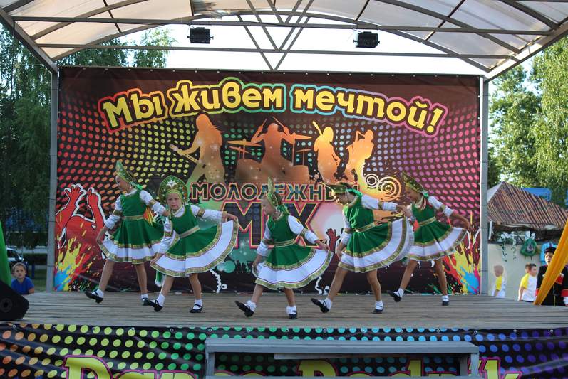 Ежегодный фестиваль «Dance Rodnik», который в четвертый раз прошел под девизом «От «Калинки» до хип-хопа» собрал любителей танцевального искусства