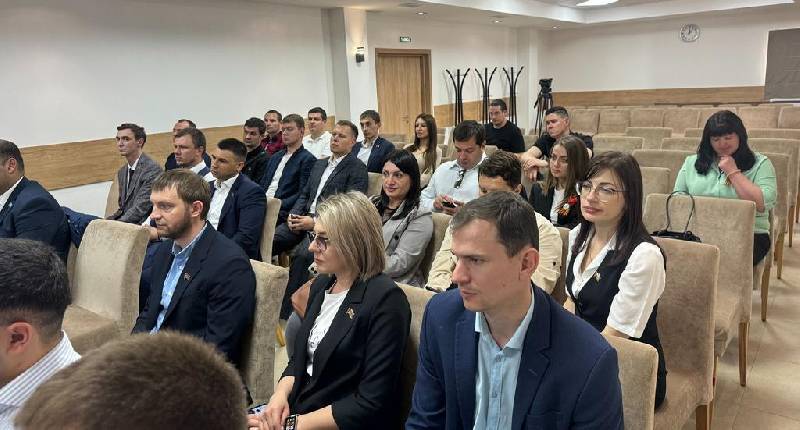 Молодые депутаты Курганинского района Татьяна Саликова и Виктор Жигалкин приняли участие в выездном заседании Бюро Президиума СМД края