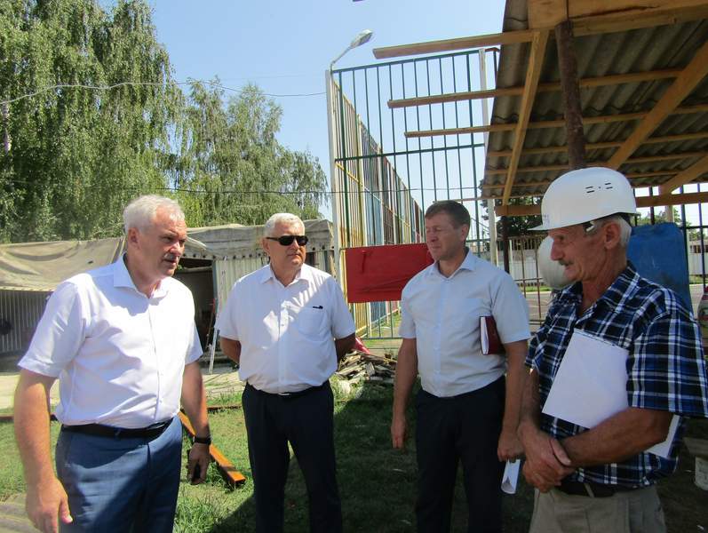 Глава района Андрей Ворушилин провел рабочее совещание на строительной площадке спортивного комплекса в станице Родниковской