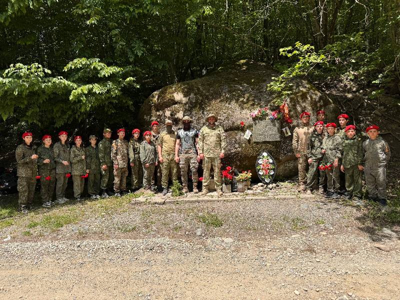 Герои живы, пока жива память о них!
