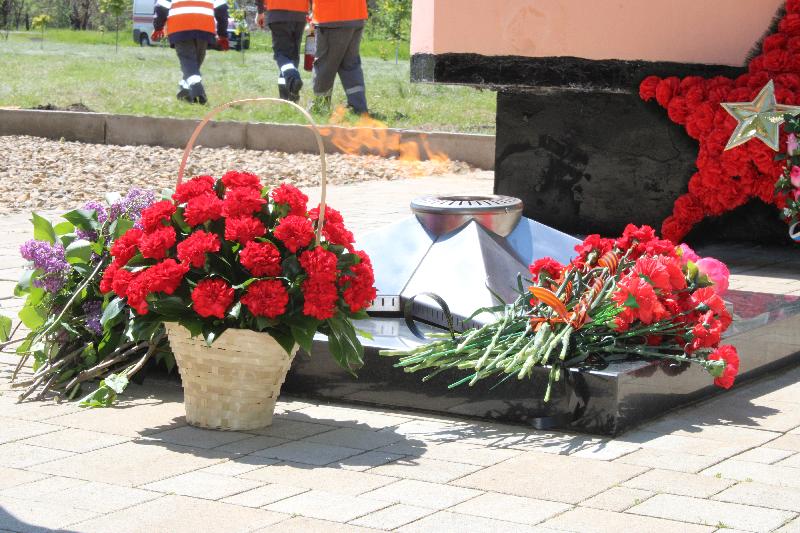 Символ бессмертного подвига Поколения Победителей зажгли в поселке Светлая Заря Безводного сельского поселения у мемориала павшим воинам. 