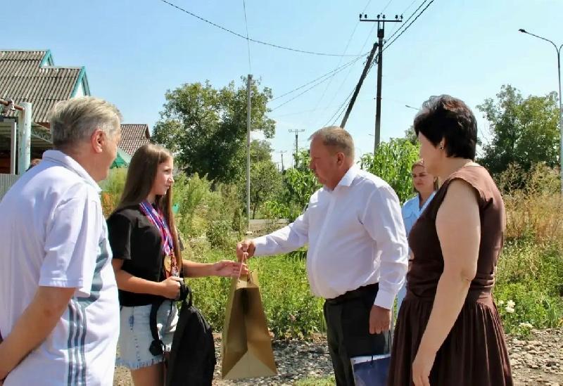 В нашем районе продолжается благотворительная акция «Соберем ребенка в школу», которая ежегодно проходит в канун нового учебного года