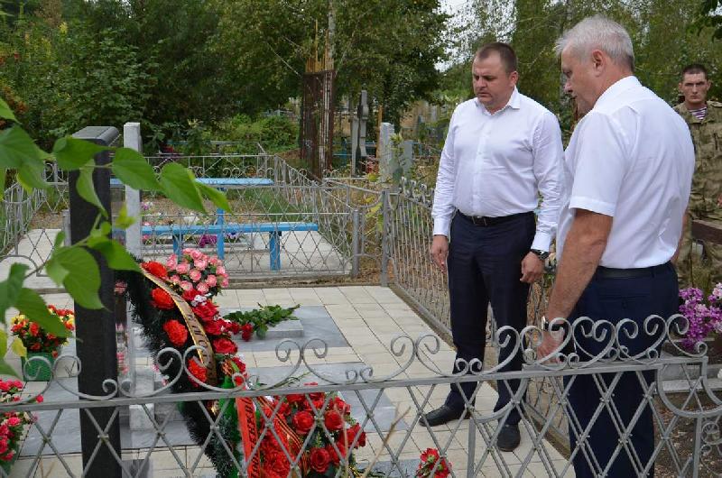 Глава района Андрей Ворушилин возложил цветы к месту захоронения Героя России Олега Проценко, погибшего в Дагестане