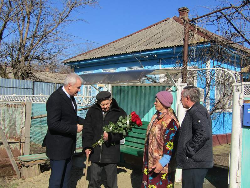 Глава Курганинского района Андрей Ворушилин поздравил со 100-летним юбилеем михайловского долгожителя